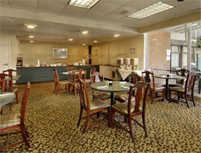 Howard Johnson Inn & Suites Columbus Restaurant photo